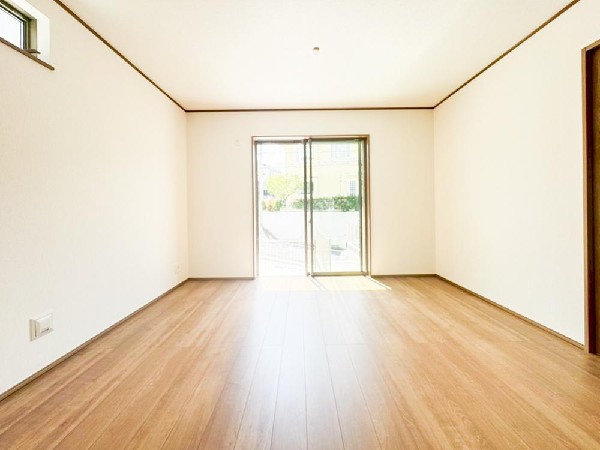 ＬＤＫのメインとなる大きな窓から暖かい陽射しが長い時間射し込みます。天気の良い日は是非窓を開けて風通しの良さもご体感下さい。明るいＬＤＫがご家族団欒の時を作ります。