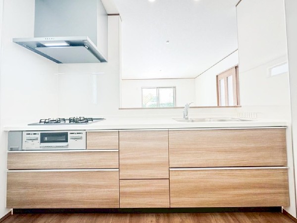 リビングを見渡せる対面式キッチンは、ご家族との会話もできて毎日のお料理が楽しくなります。リビングで遊ぶお子様にも目が届くので安心して家事が出来ますね。