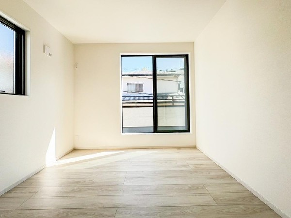 光を取り込みやすい2面採光の居室は日当たり良好です。クローゼットの完備で収納スペースも十分。初めてのお子様にとっての「自分の部屋」。学習デスクやベッドの配置もラクラクです。