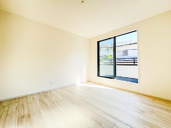 お部屋の隅々まで明るい印象の居室。おひさまの光を、爽やかな風をたっぷりと取り込めます。居室内はいつも明るいので、毎日の生活も自然と明るくなりますね。