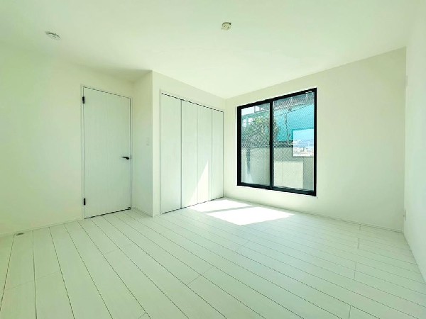 ここに帰ってくるとホットする。疲れを癒やすベッドルーム。陽光に愛されたお部屋で一日の疲れを癒やしたい。