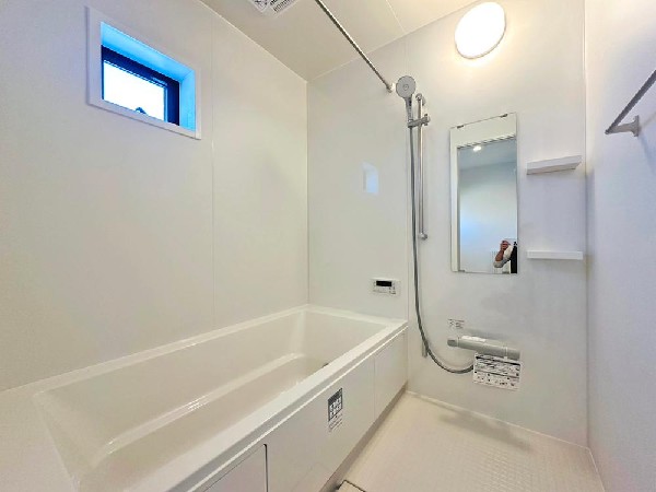 心身の疲れを癒すリラクゼーション空間　カラーも優しく落ち着いたものを　温かなお湯につかりながらゆったりと目を閉じる。