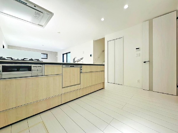 家族で並んでクッキング。皆でわいわい楽しく作るお料理は愛情たっぷりのごちそうに。キッチンで過ごす家族時間は大人になっても心に残る素敵なオンリーワン。