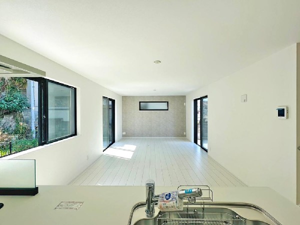 キッチンは開放感のあるカウンタータイプを採用　家事をしながらリビング・ダイニングが見渡せ、窓からはたくさんの光が差し込みます♪