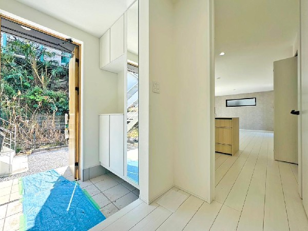 外観:今日も気合いを入れて出勤。「行ってきます」「行ってらっしゃい！」という声が楽しげに聞こえる。憧れのマイホームなら出発のドアの音も心地よく爽やかな朝のサウンドに。