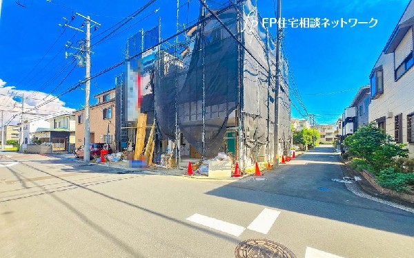 外観:季節の移ろいを感じられる立地。休日は四季を感じながら、ジョギングをしたり、お子様と一緒に遊べる公園がすぐ近くに。わが家のお庭感覚で利用できる公園が近くにあると、お子様も伸び伸び成長してくれますね！