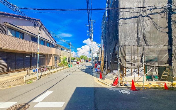 外観:前面道路は閑静な住宅地をはしる車通りの少ない道路。お車の出し入れが苦手なママや小さなお子様にも安心ですね。しっかり舗装もされているので、ベビーカーや自転車で通っても快適に通行できます。