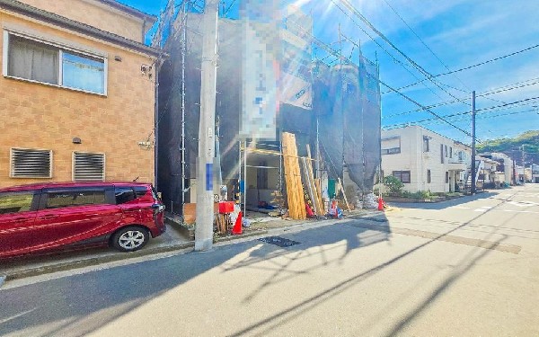 外観:前面道路は約ｍ。車通りも少ないので、お車の出し入れもラクラクです。カースペースは2台分確保。2台目のスペースは急なお客様用として、また普段は自転車置き場としても活用可能です。