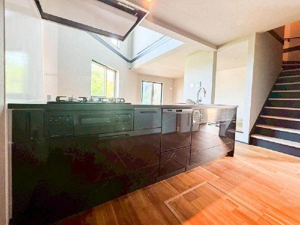 【A棟】リビングで遊ぶお子様を見守りながらお料理が出来る対面式カウンターキッチンは、料理をしながらご家族との会話を楽しめます。大切なご家族をいつも身近に感じられ、毎日のお料理も楽しくなりますね。