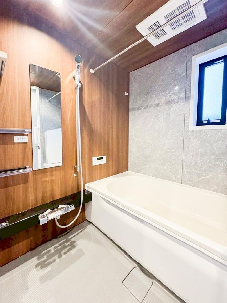 ユニットバスはゆったりとくつろげる1坪タイプ。足までしっかりと伸ばせる浴槽は、心身ともにしっかりと疲れを癒してくれます。お子様と一緒の入浴でも充分な広さです。