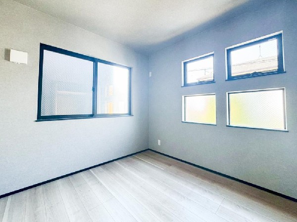 光を取り込みやすい2面採光の居室は日当たり良好です。クローゼットの完備で収納スペースも十分。初めてのお子様にとっての「自分の部屋」。学習デスクやベッドの配置もラクラクです。