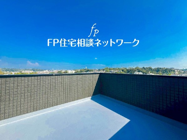 思わず大きく深呼吸したくなるバルコニーは空を青く、近く、広く感じる。周囲には高い建物のないエリアだから、広く見渡せる。解放感を求めている方にはピッタリの物件かも知れない。