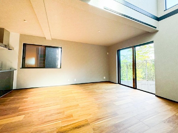 【B棟】家族と過ごす時間を大切にしたい方にぴったりのゆとりある住空間です。窓からの日差しがリビングの隅々までしっかりと届きます。