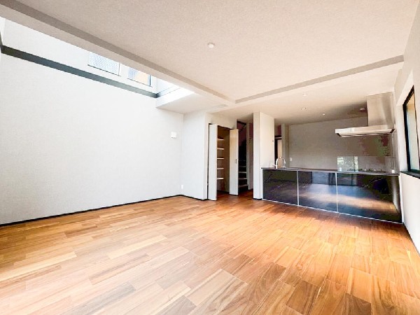 【B棟】18帖の広々ＬＤＫ。導線もしっかりと取れているので、ダイニングテーブルやソファーなどの家具もしっかりと配置できます。ゆったりとした広さの空間でご家族だんらんの時間をお過ごしください。