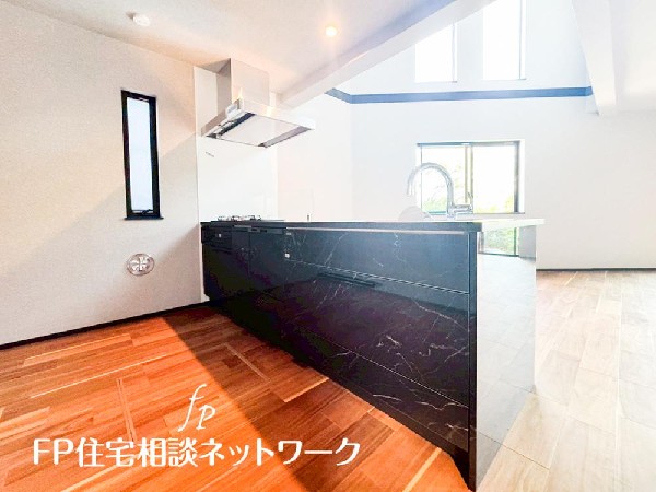 新しいキッチンは食事の支度が捗ります。お手伝いをしてくれるお子様と並びながら準備や片付けが出来るキッチンは、ご家族のコミュニケーションを育む場として活躍します。何気ない時間ですが、大切にしたいですね。