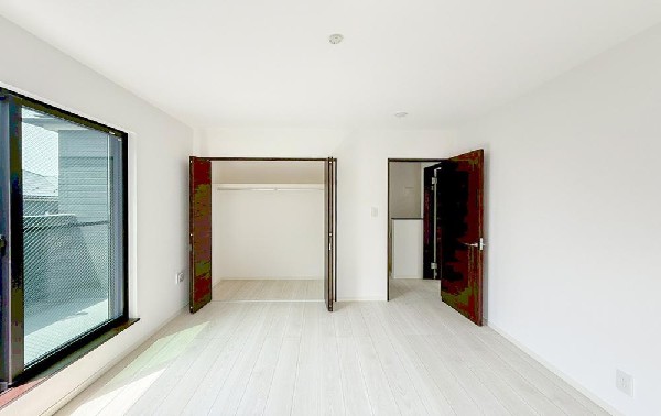 日差しを長時間受ける事が出来る暖かいお部屋です。もちろんペアガラスなので、遮音性にも優れ結露も発生しにくい構造。サッシ周りのカビが発生しにくくなりますね。