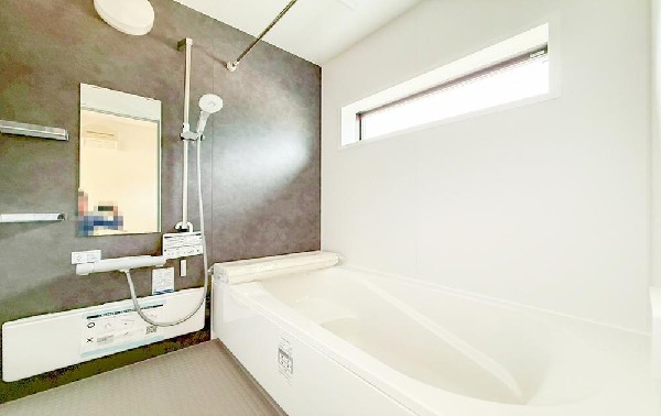 ゆったりとくつろげる広々バス。足までしっかりと伸ばせる浴槽は、心身ともにしっかりと疲れを癒してくれます。お子様とも一緒に浸かれ、ご家族みんなで一緒にバスタイムを楽しめますね♪