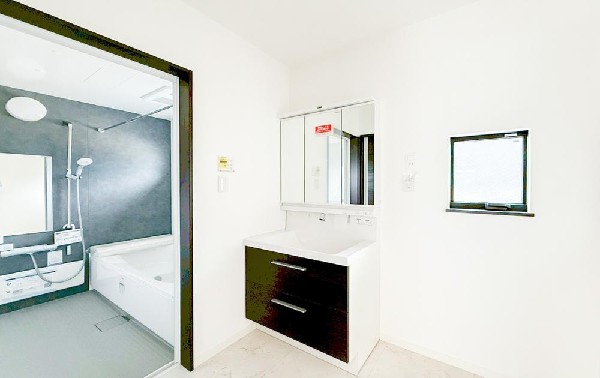 ゆとりのある洗面スペースで、朝の身支度やお掃除・片付けも快適スムーズです。３面鏡で髪のセットやお化粧もストレスなくこなせ、朝から気分良く通勤通学に向かえそうですね！