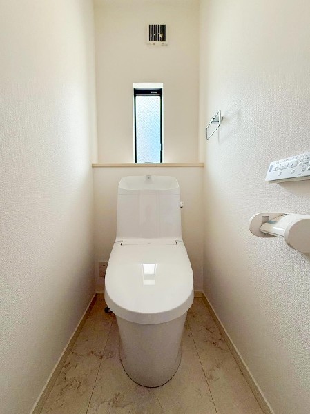 スッキリとしたデザインのトイレは明かり取りの窓からも光が取り込まれ日中は電気を消していてもご使用いただける明るさとなっております。