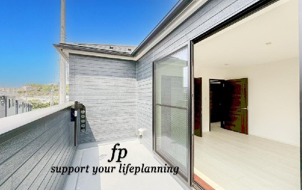 開放的なバルコニーは太陽の温かな温もりをめいっぱい受け止めてくれます。太陽の光と爽やかな風を受けたお洗濯物はあっという間に乾き、取りこむ時には太陽の匂いを感じられそうですね。