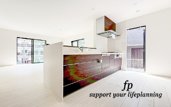 リビングを見渡せるカウンターキッチンでお子様の様子を伺いながら食事の支度が出来ます。家族の気配を感じられる、そんな空間を演出できるキッチンです。