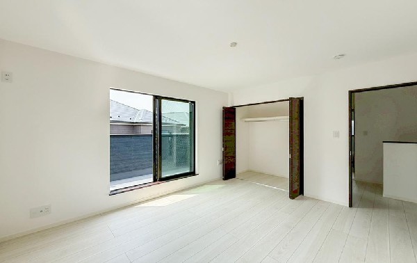 収納力が豊富な大型クローゼット。普段着やスーツはもちろん、コート類などもしっかり掛けられます。奥行きもあるので、収納ボックスをそのままクローゼットの中へ。部屋にものが出ずスッキリしますね。