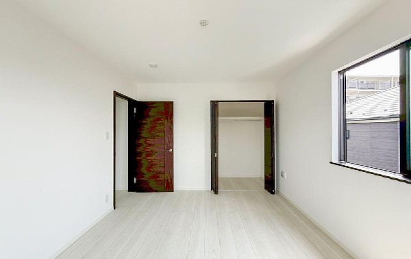 居室には収納クローゼットを完備！普段使いのお洋服や小物はもちろん、季節物のお洋服などもしっかりと整理整頓おしまい頂けます。居室空間をより広く隅々までお使いいただけますね。