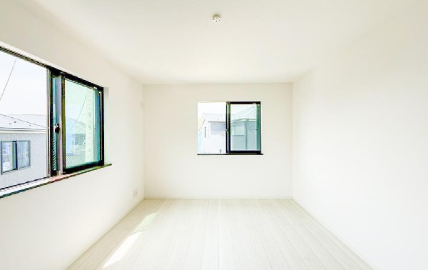 2面採光でお部屋の隅々まで明るい居室。おひさまの光を、爽やかな風をたっぷりと取り込めます。居室内はいつも明るい印象ですので、気持ちの良い朝を迎えられそう。毎日の生活も自然と明るくなりますね。