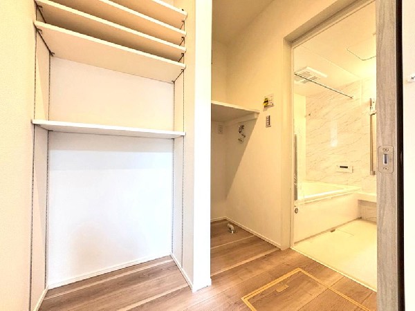 すがすがしい空気が肌をひきしめる朝。爽やかなデザインでまとめられたパウダールーム。流れる水音をBGMに鏡に映る顔が静かにゆっくりと笑顔に変わっていく時間。