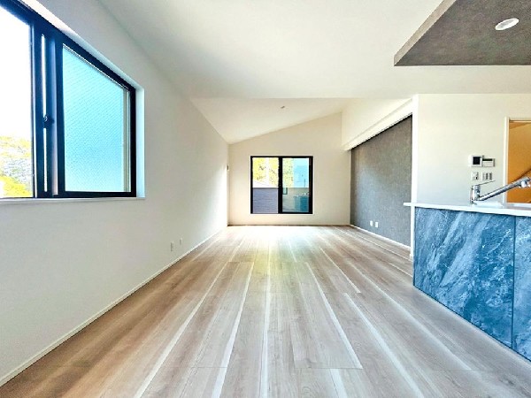 新しい木の香りと真っ白なクロス。そして優しい家族の笑顔。何時間でもここにいたいと思える快適リビング。