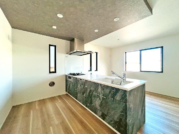 キッチンは開放感のあるカウンタータイプを採用　家事をしながらリビング・ダイニングが見渡せ、窓からはたくさんの光が差し込みます♪