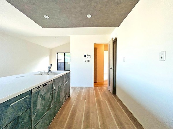 美味しい料理を作りたくなるような気持ちにさせてくれるオープンキッチン。見上げると柔らかなダウンライトが包み込み、彩りを添えます。