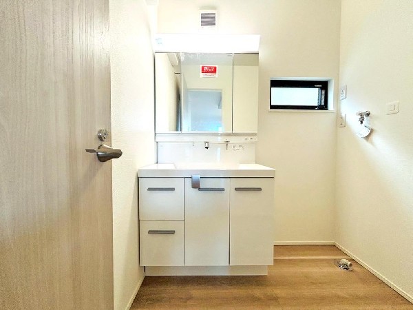 すがすがしい空気が肌をひきしめる朝。爽やかなデザインでまとめられたパウダールーム。流れる水音をBGMに鏡に映る顔が静かにゆっくりと笑顔に変わっていく時間。