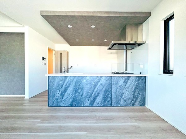 家族の日常が刻まれる大切な空間。窓からのあたたかな光が家族団らんに花を添える。