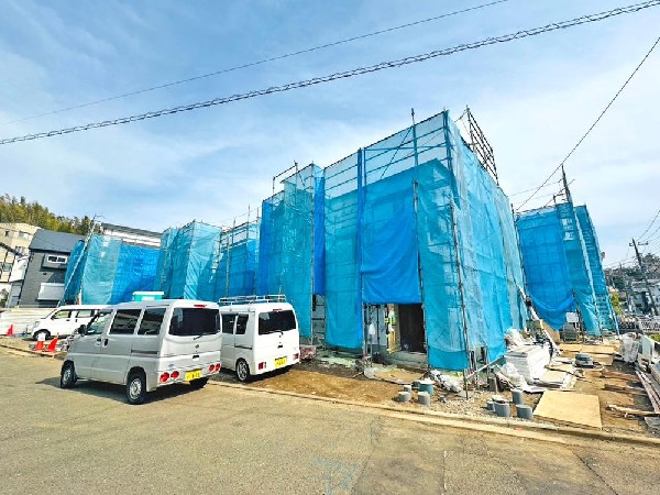 外観:光と風が行わたる開放感あふれる邸宅　春には気持ちの良いそよ風、冬には朝の暖かな光　季節の移り変わりを感じる暮らしを実現