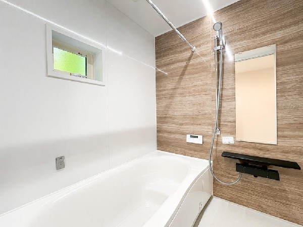 ゆったりと寛げる広々バス。殆どの方は足を伸ばして入浴することが可能で一日の疲れを癒す貴重なバスタイムです。お子様とご一緒にリビングとは違った家族団欒のひと時をお楽しみ下さい。