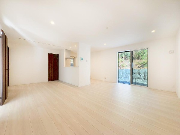 ご家族が集まるからこそＬＤＫは拘りたいですよね！日光をたっぷりと取りこめるリビングでゆったりと過ごしませんか？子供たちが元気に笑いながら走り回っている姿が目に浮かぶ空間です。