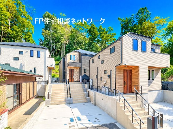 外観:深く豊かな緑と爽快な青い空を感じるまさに横浜に暮らす心地よさを存分に堪能いただける邸宅です。グレードの高い設備仕様が標準装備のデザイン住宅で快適で便利な生活をお送り頂けます。