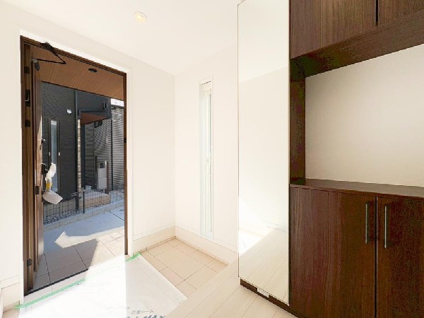 外観:散らかりがちな玄関もスッキリと保てる玄関収納は家の中に入る時一番最初に目に付く場所だから拘りたいですよね！木目調の落ち着いた雰囲気の色目が、家の雰囲気をそのまま表している家の顔です。