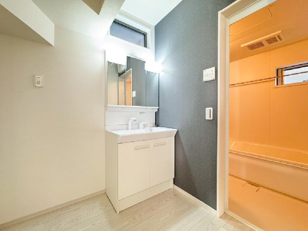 鏡の裏に収納棚を確保した三面鏡を採用。化粧品や歯ブラシなどを機能的に収納。便利な床下収納付き。