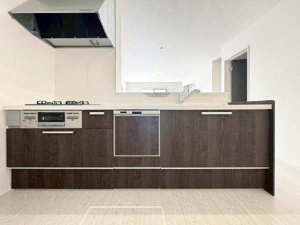 リビングのお子様を見守りながらお料理が出来る対面式カウンターキッチン。ご家族との会話がはずみます。