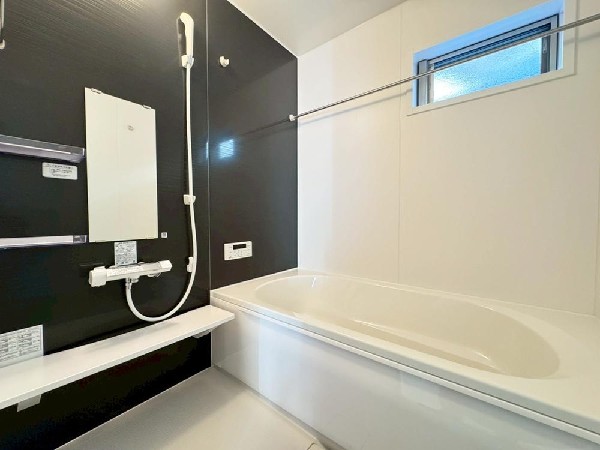 ユニットバスはゆったりとくつろげる1坪タイプ。足までしっかりと伸ばせる浴槽は、心身ともにしっかりと疲れを癒してくれます。お子様と一緒の入浴でも充分な広さです。