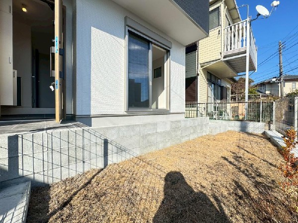 外観:らしに潤いと癒しをもたらすお庭があります。手入れをしやすい広さだからこそ、ひとつひとつの樹木、花達の変化に目が届き、家族の会話にも花が咲きます。ガーデニングを始めてみませんか。