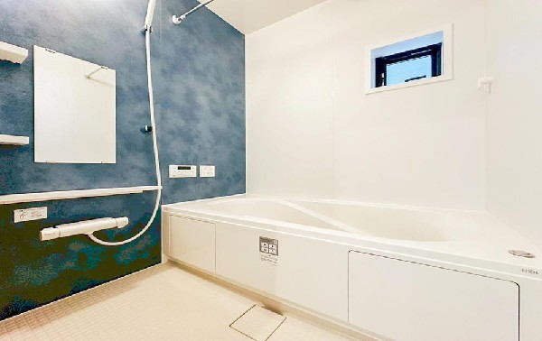 ゆったりとくつろげる広々バス。足までしっかりと伸ばせる浴槽は、心身ともにしっかりと疲れを癒してくれます。お子様とも一緒に浸かれ、ご家族みんなで一緒にバスタイムを楽しめますね♪