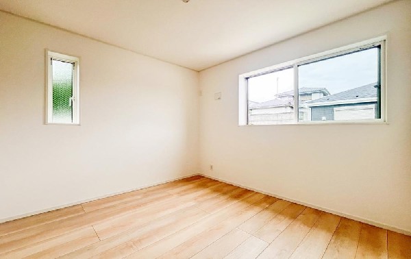 光が取り込みやすい2面採光の居室。日当たり良好です。クローゼットを完備し、収納スペースも十分。初めてのお子様にとっての「自分の部屋」。学習デスクやベッドの配置もラクラクです。