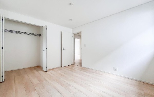 収納力が豊富な大型クローゼット。普段着やスーツはもちろん、コート類などもしっかり掛けられます。奥行きもあるので、収納ボックスをそのままクローゼットの中へ。部屋にものが出ずスッキリしますね。