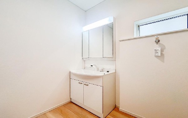 ゆとりのある洗面スペースで、朝の身支度やお掃除・片付けも快適スムーズです。３面鏡で髪のセットやお化粧もストレスなくこなせ、朝から気分良く通勤通学に向かえそうですね！