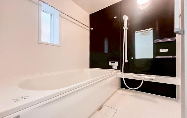 ゆったりとした大き目の浴槽が嬉しい。毎日の疲れを取る癒しの場所だからこそこだわった空間です。リラックスできるよう優しいカラーをチョイスしました。時を忘れるほどのんびりできる空間に。