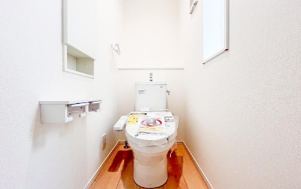 スッキリとしたデザインのトイレは明かり取りの窓からも光が取り込まれ日中は電気を消していてもご使用いただける明るさとなっております。