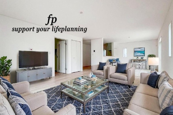 家族だんらんのリビング。家具の配置がしやすい広さを確保しつつ、窓が多い設計は沢山の光が取り込める拘りの間取りです。明るいリビングで寛ぐ新しい生活をスタートさせてみませんか。